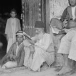 Pèlerinage au village arabe du prophète Ezekiel, où un Juif prie à l'entrée du sanctuaire, 1932