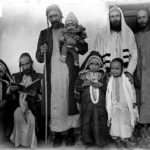 Abraham ben Abraham Yitzhak Halevi portant un enfant, Sanaa, Yemen, v. 1940