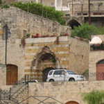 Au centre de la photo, la synagogue de Deir al-Qamar, datant du XVIIe siècle, abandonnée mais encore intacte