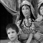 Femme juive et enfants sur le seuil d'une synagogue de Djerba (1950)