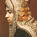 Juive yéménite portant une gargish (en) de cérémonie, début du xxe