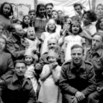 Professeurs et jeunes élèves de l'école juive de Benghazi fondée par des soldats juifs de Palestine (Eretz Yisrael), probablement Pourim ou Hanoukka 1944