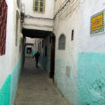 Rue Isaac Bengualid à Tétouan, du nom du rabbin de la ville (he)Itzchak ben Walid (dit Le Ribo) (1777-1870)