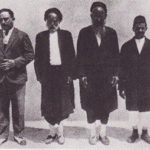 Un dirigeant de la communauté juive de Benghazi accompagné de membres de la cour rabbinique en 1920